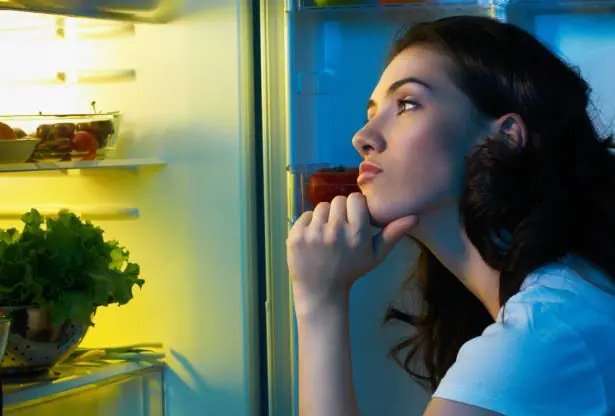 Які продукти можна і не можна їсти перед сном