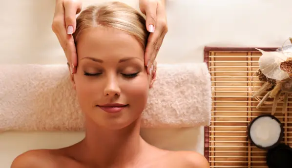 Как правилно да масажирате главата си?