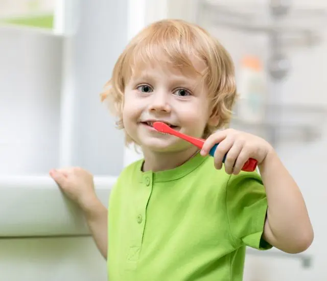 A gyerek fogat mos