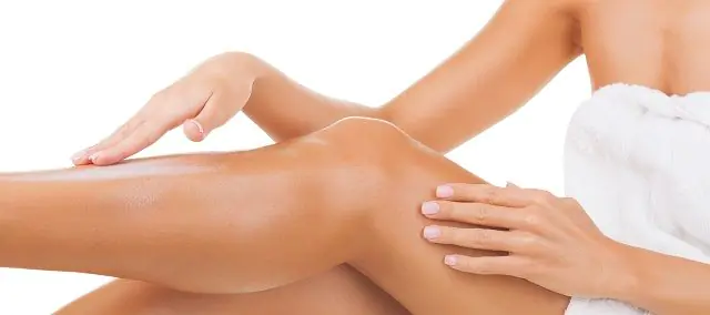 Moisturizing the skin after sugaring on the legs