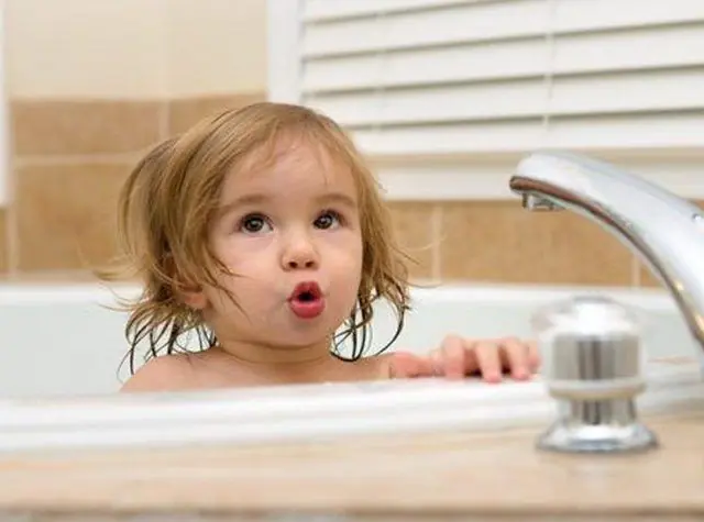 Baño con refresco para el tratamiento de papilomas en niños.
