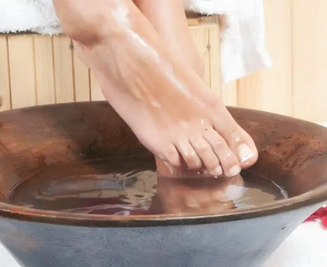 Bad mit Teebaumöl gegen Papillome an den Füßen