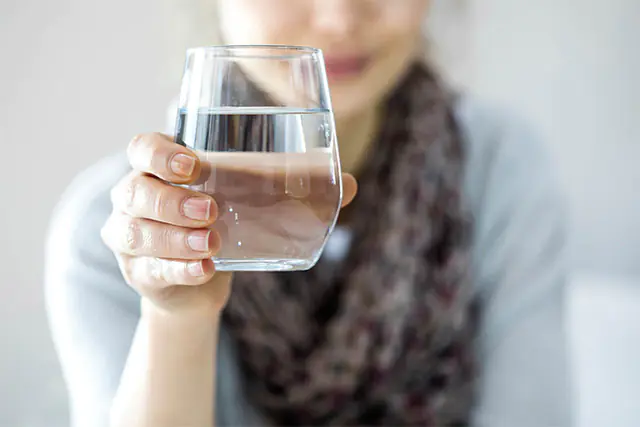 пийте повече течности през целия ден при безвкусен диабет