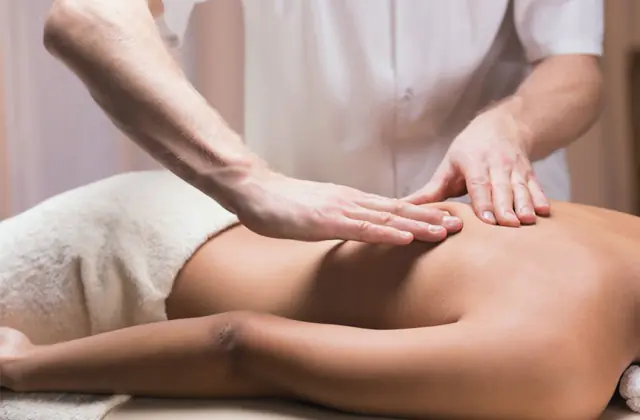 Massage lưng chữa viêm cột sống