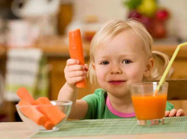 Jugo de zanahoria para la estomatitis en niños.