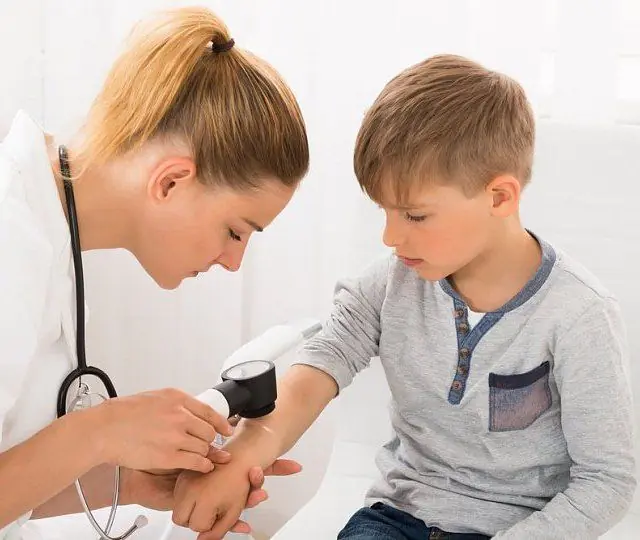 Examination of a wart in a child