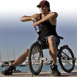 Велосипедът BMX е акробатичен, спортен, цирков аналог на обикновен велосипед.
