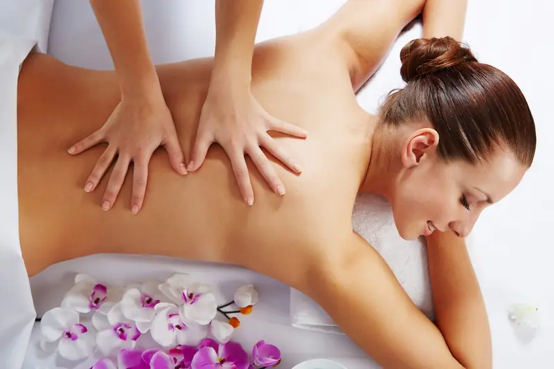 massage-med-honning-på-rygsøjlen-svJVCxC.webp