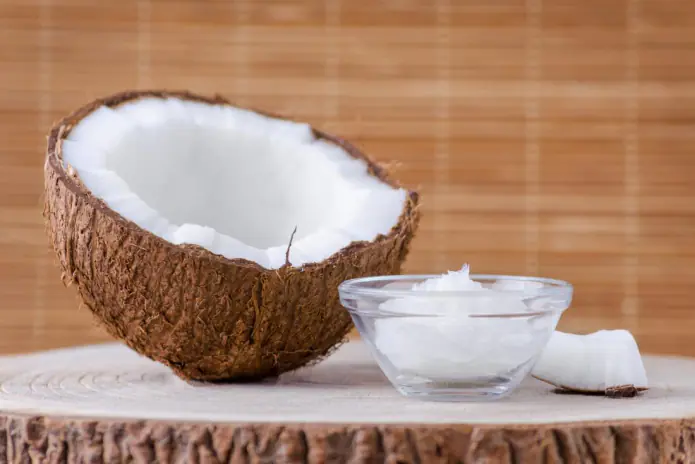 recipes-mask-with-coconut-KqZsWSC.webp