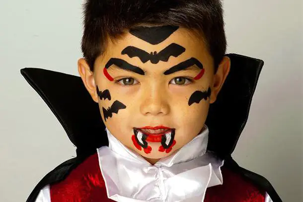 JFod.webp での吸血鬼の顔の描画