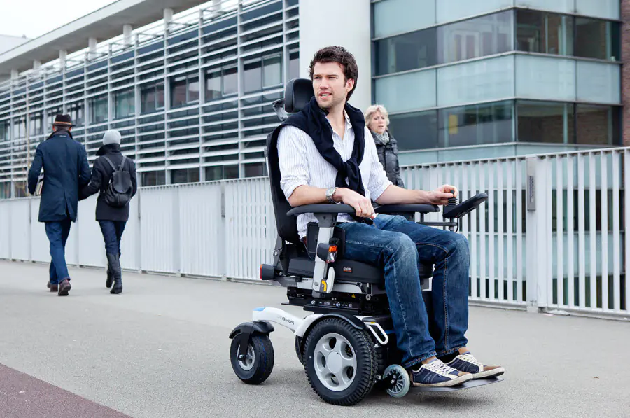 Elektriska rullstolar för funktionshindrade: användbar information och tips