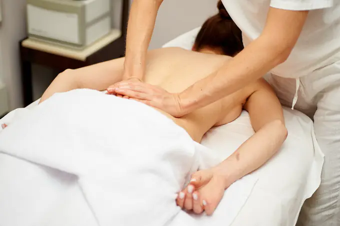Massage der lumbosakralen Wirbelsäule