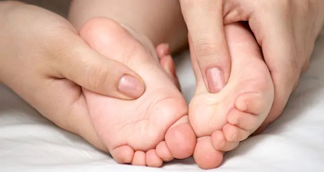 Masaje de pies para niños.