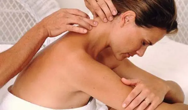 Massagem nas costas em casa