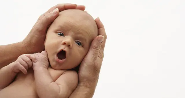 Масаж на бебешка глава