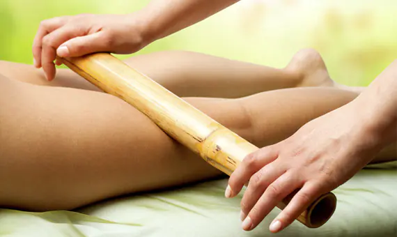 Massage avec des bâtons de bambou