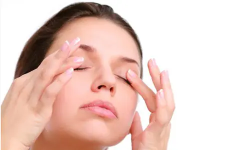 Massage against wrinkles around the eyes