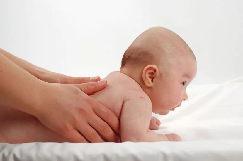 Funktioner av massage för nyfödda