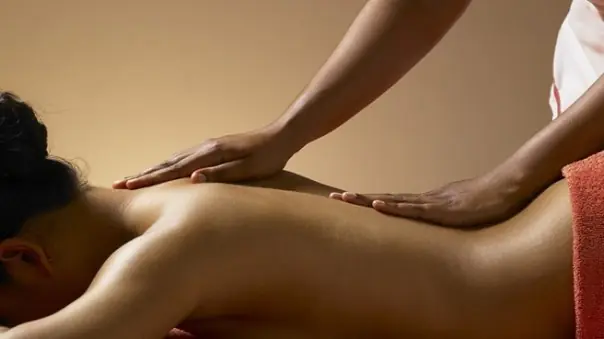 Massage trị chứng vẹo cột sống