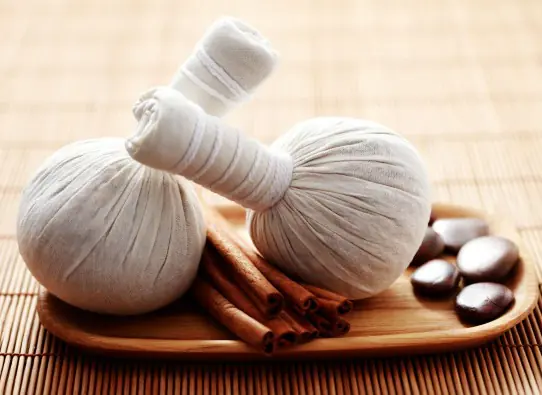 massage with herbal bags
