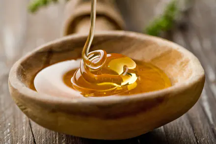 Masaje con miel en casa.