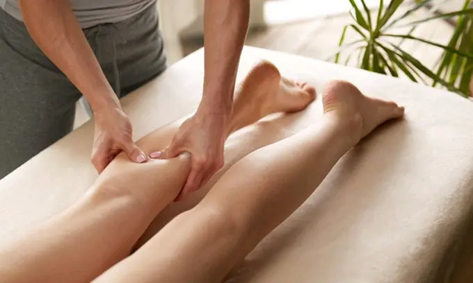 Massage bắp chân