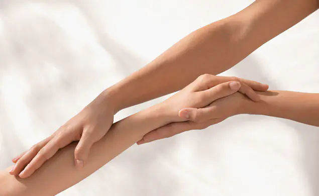 Massagem nas mãos após uma fratura
